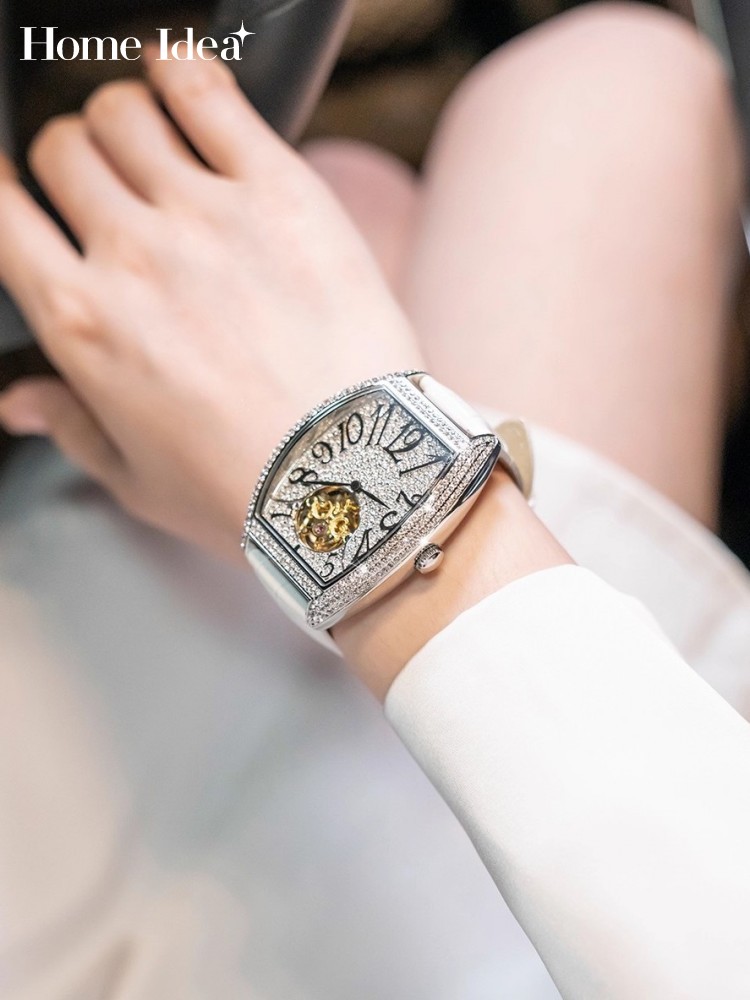 Leatherwork Ideas - Reloj mecánico con tachuelas de diamantes
